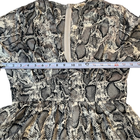 MAIN STRIP Romper Snake Skin Print, V-Neck, Gray/Black & White, Size‎ Large - Picture 9 of 12